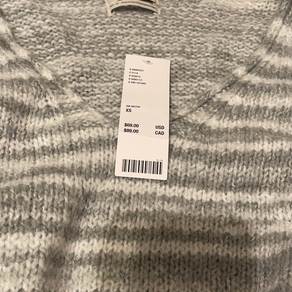 NWT Balloon Arm Cropped Grey UO sweater - Picture 2 of 3